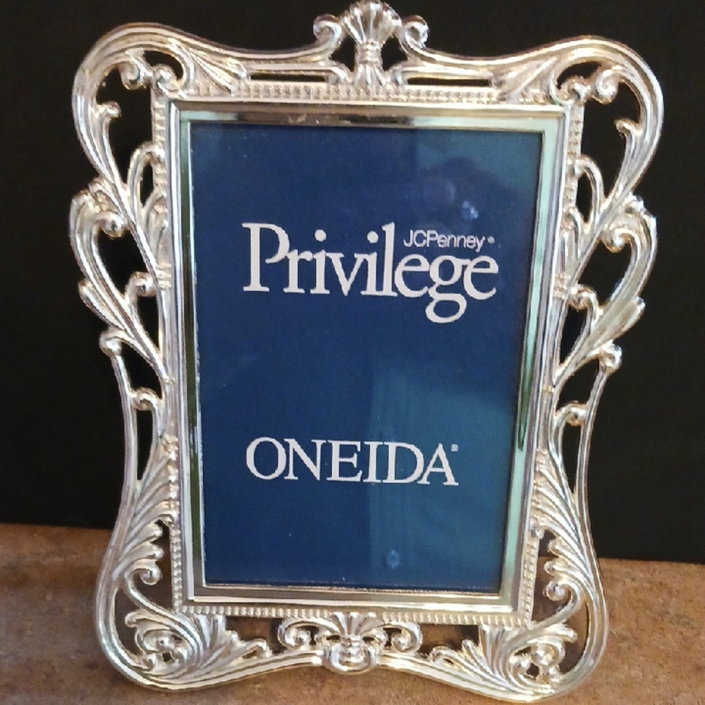 Oneida Goldtone Picture Frame - Picture 2 of 8